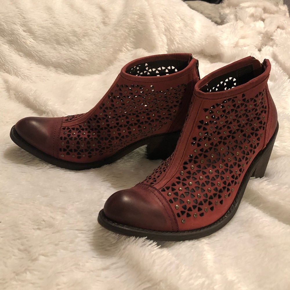 Independent Boot Co Perforated Booties Size 7